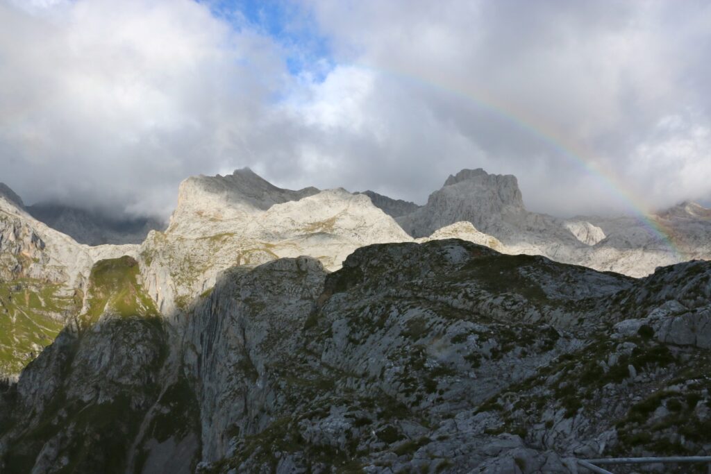 Paysage de montagne avec des sommets et des roches caractéristiques des pics d' Europa