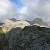 Paysage de montagne avec des sommets et des roches caractéristiques des pics d' Europa