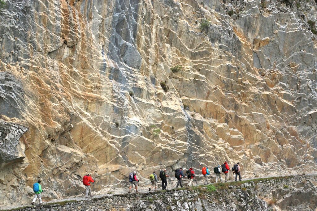 Groupe de randonneurs sur un sentier à flanc de montagne dans les picos de europa