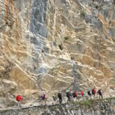 Groupe de randonneurs sur un sentier à flanc de montagne dans les picos de europa