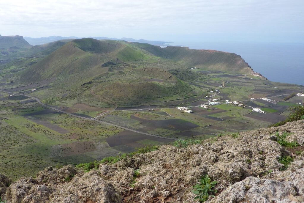 Paysage montagnard dans les Canaries ave des reliefs et de la végétation diverse