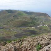 Paysage montagnard dans les Canaries ave des reliefs et de la végétation diverse