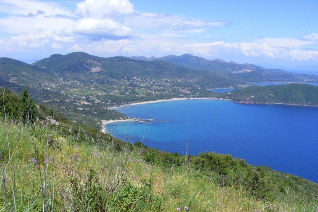 Paysage de la baie sur l'île d'Elbe dans l'archipel toscan, prise de vue en hauteur depuis les montagnes
