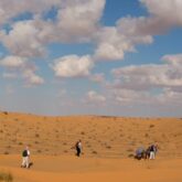 Groupe de randonneurs avec leur guide lors d'un trek dans les dunes du Merzouga