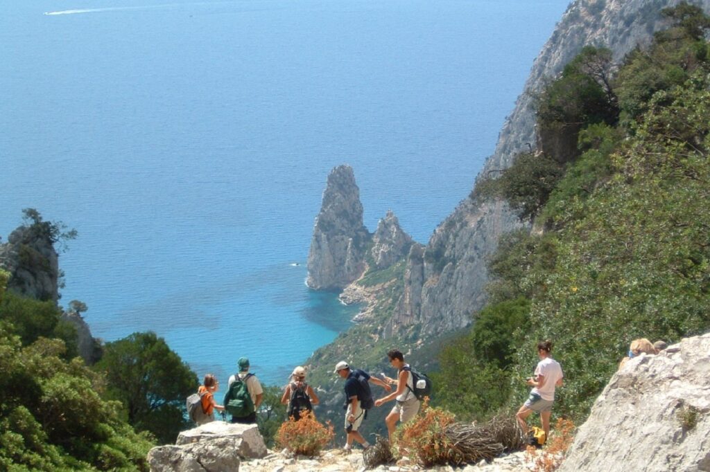 Groupe de randonneurs sur un sentier de randonnée sur le Costa Verde en Sardaigne