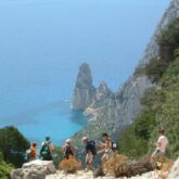 Groupe de randonneurs sur un sentier de randonnée sur le Costa Verde en Sardaigne