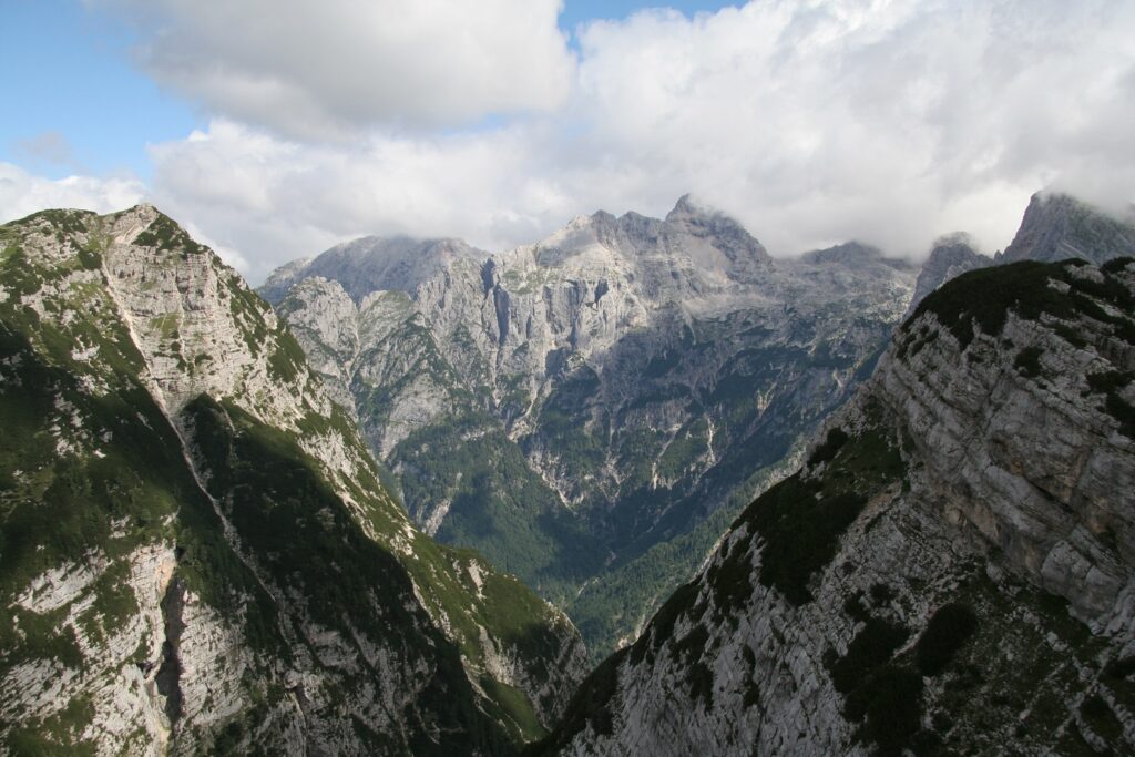 Paysage de montagne qui forme une vallée, montagne de la chaîne des Alpes juliennes de Slovénie