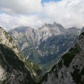 Paysage de montagne qui forme une vallée, montagne de la chaîne des Alpes juliennes de Slovénie