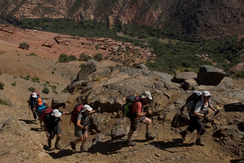 Groupe de randonneurs lors de l'ascension du Toubkal avec leur guide sur un sentier
