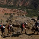 Groupe de randonneurs lors de l'ascension du Toubkal avec leur guide sur un sentier