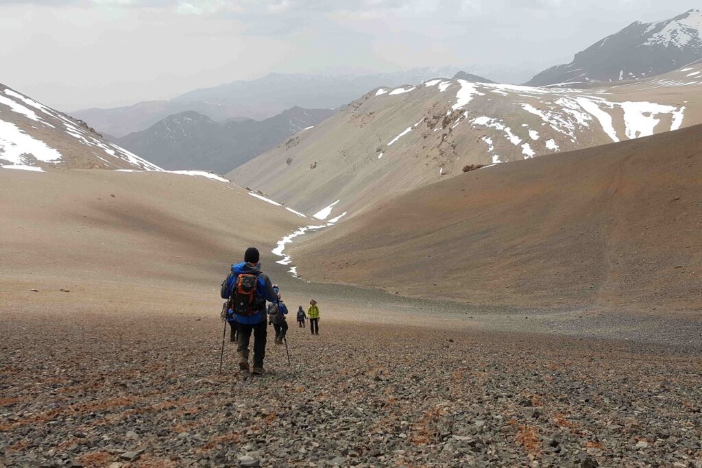 Groupe de randonneurs en train de descendre le Toubkal