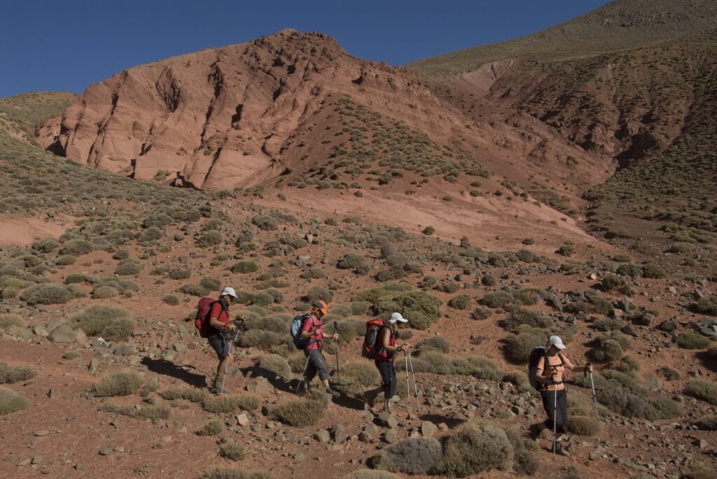 Groupe de randonneurs sur un sentier lors d'un trek de 15 jours au Maroc avec leur guide