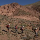 Groupe de randonneurs sur un sentier lors d'un trek de 15 jours au Maroc avec leur guide