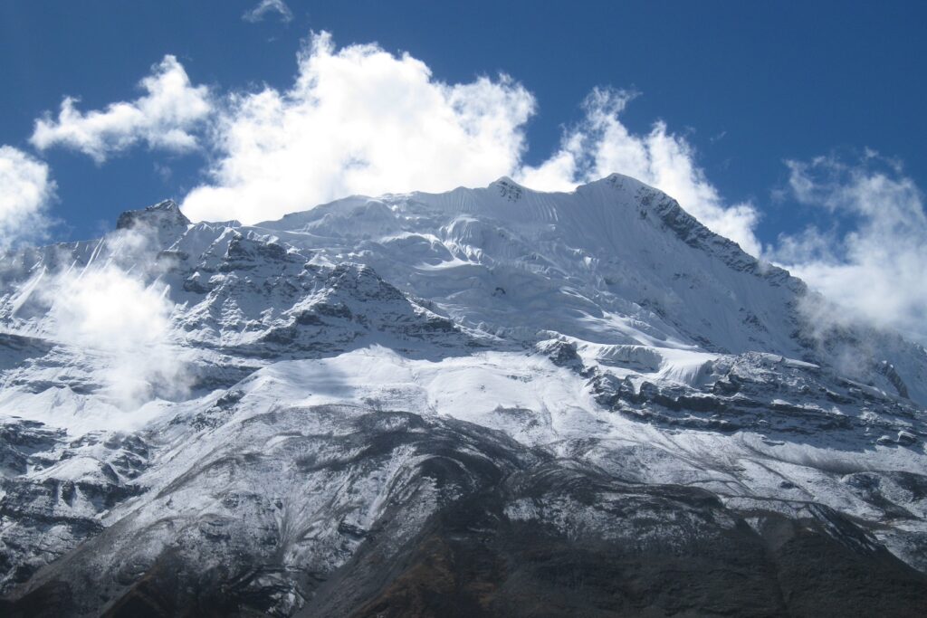 Paysage de montagne avec un sommet des Annapurna enneigé