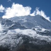Paysage de montagne avec un sommet des Annapurna enneigé