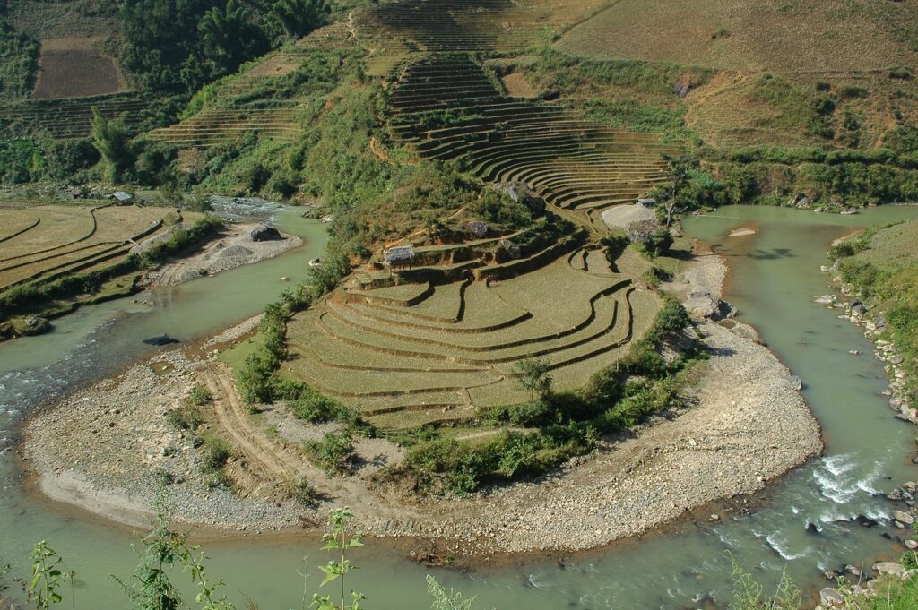 Paysage du Vietnam avec une terre avec des arbres encadrée d'un lagon