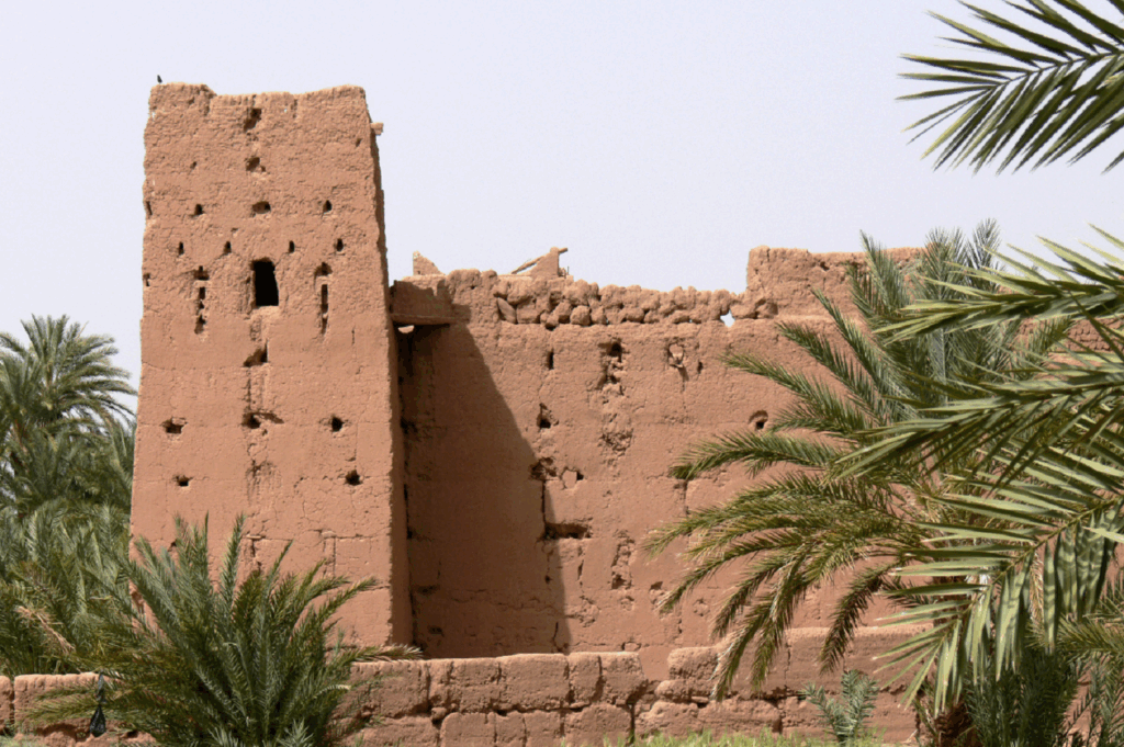Construction typique du Maroc encadrée de palmiers
