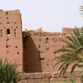 Construction typique du Maroc encadrée de palmiers
