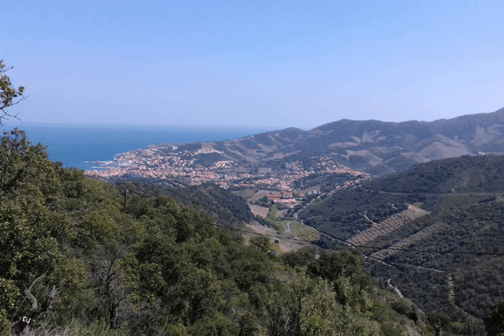 Paysage de montagne avec une vallée et des villages