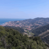 Paysage de montagne avec une vallée et des villages