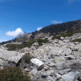 Paysage de montagne avec des pierres à flanc de montagne