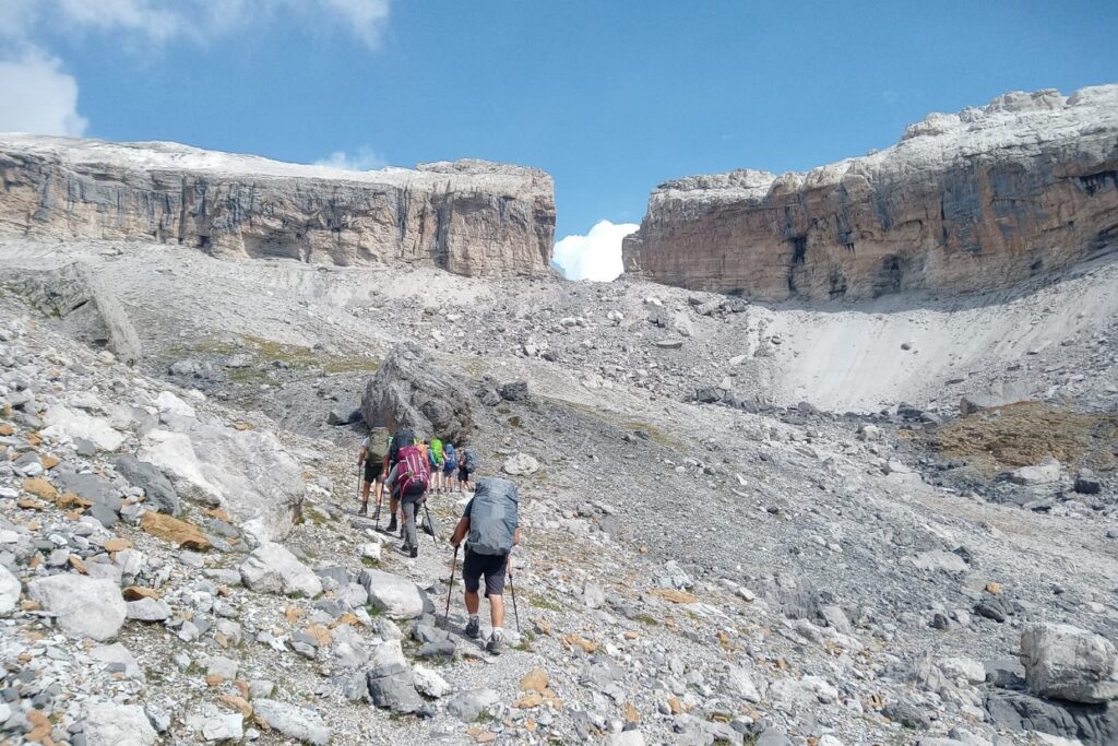 Paysage de montagne avec un groupe de randonneurs sur un sentier avec leur guide