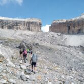 Paysage de montagne avec un groupe de randonneurs sur un sentier avec leur guide