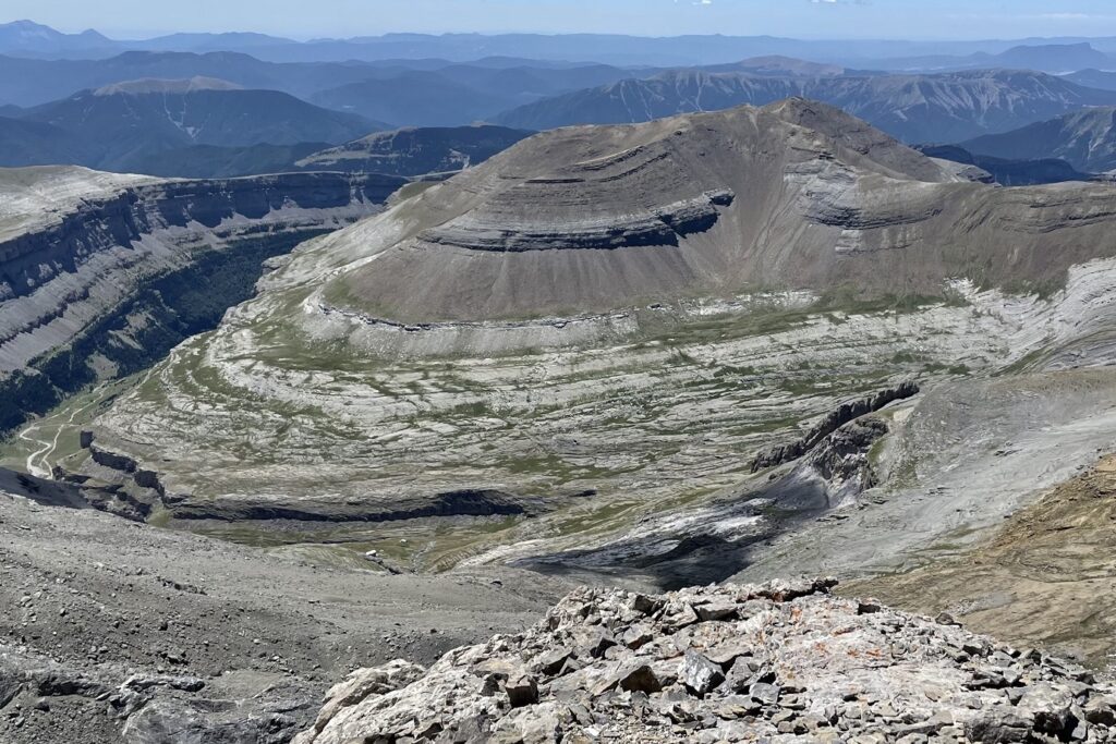 Paysage de montagne marqué par une couleur grise