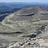 Paysage de montagne marqué par une couleur grise