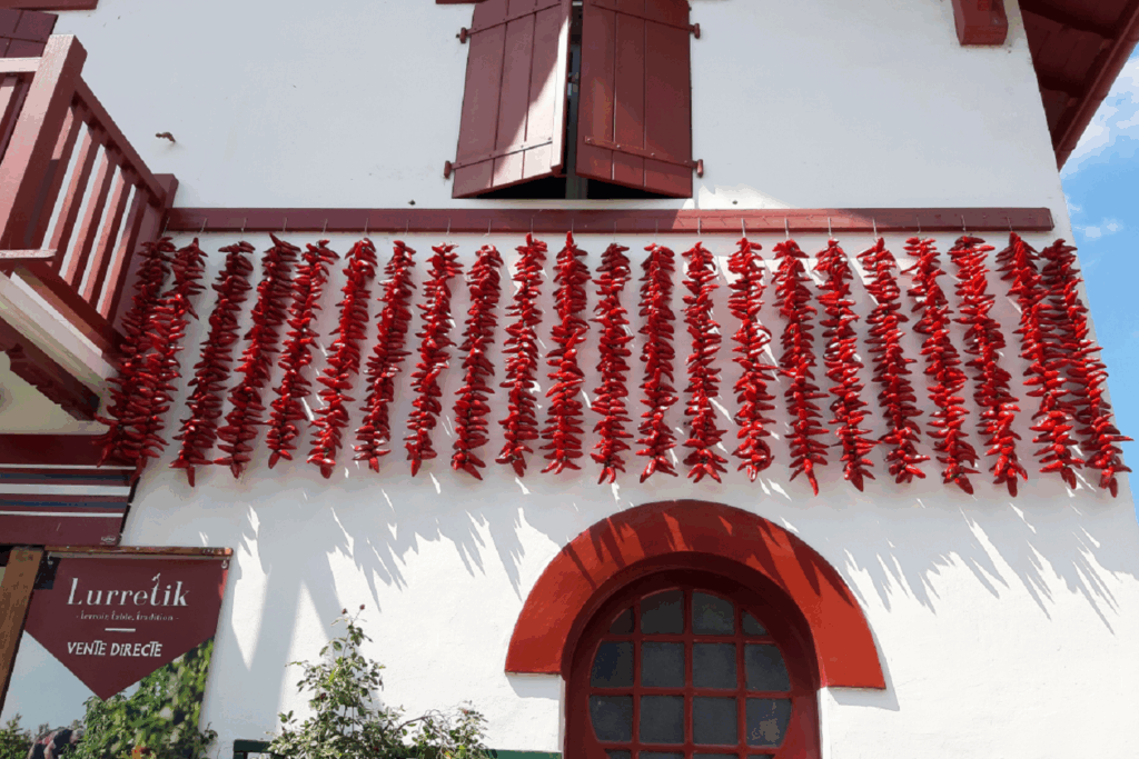 Maison typique du Pays Basque avec des piments d'Espelette pendus pour sécher