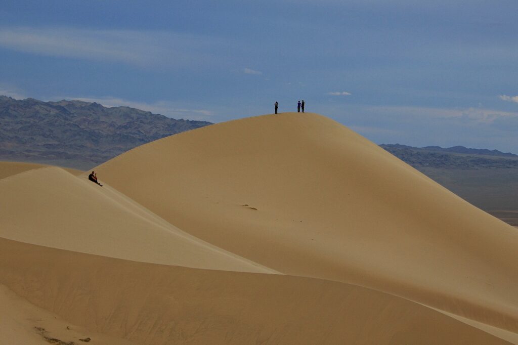 Paysage du désert de Gobi avec un groupe de randonneurs en haut d'une dune