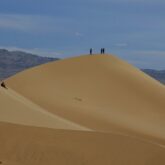 Paysage du désert de Gobi avec un groupe de randonneurs en haut d'une dune
