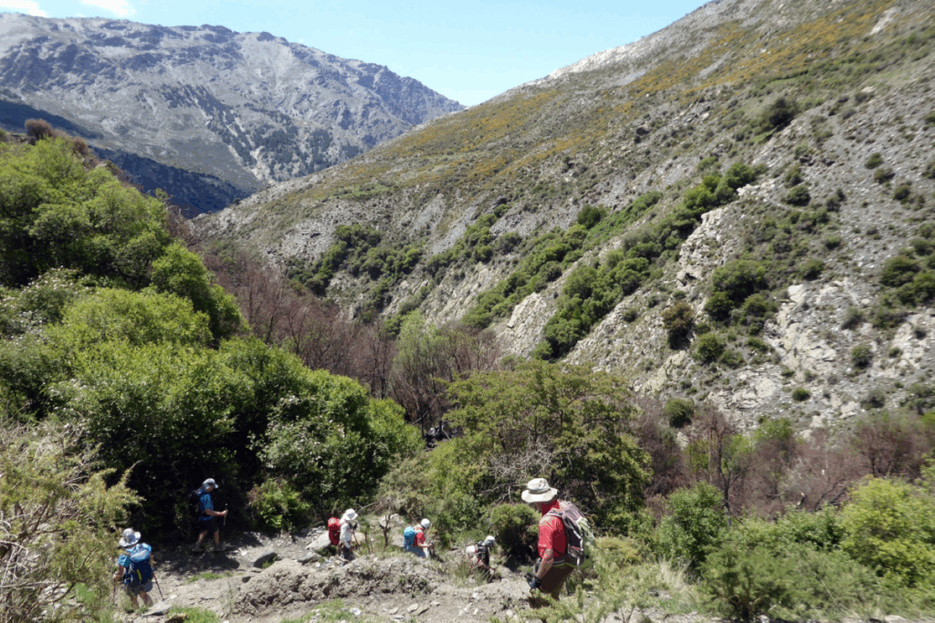 Paysage espagnol en Andalousie avec un groupe de randonneurs