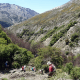 Paysage espagnol en Andalousie avec un groupe de randonneurs