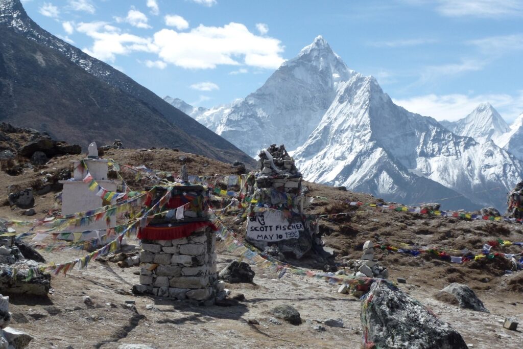 Paysage de montagne avec des sommets enneigés lors de l'approche du camp de base de l'Everest