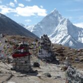 Paysage de montagne avec des sommets enneigés lors de l'approche du camp de base de l'Everest
