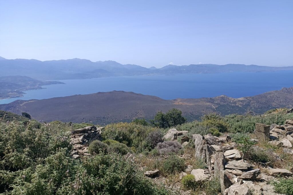 Paysage montagnard en Crète avec en fond la mer et au premier plan de la végétation