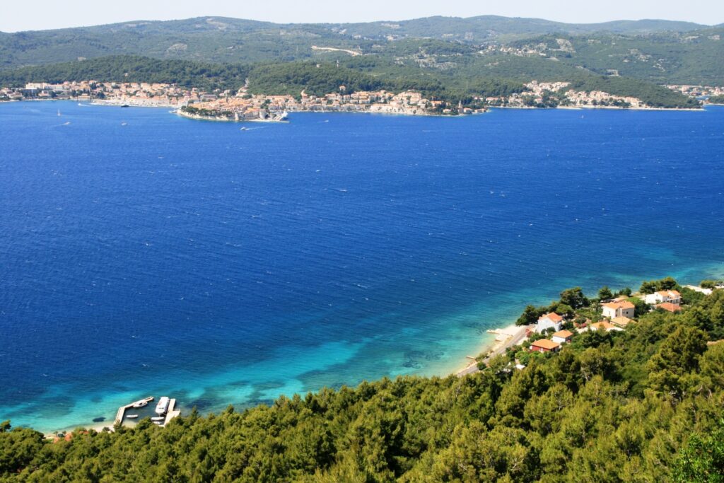 Paysage de bord de mer en Croatie avec l'eau turquoise