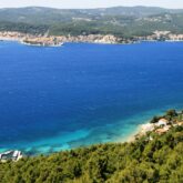 Paysage de bord de mer en Croatie avec l'eau turquoise