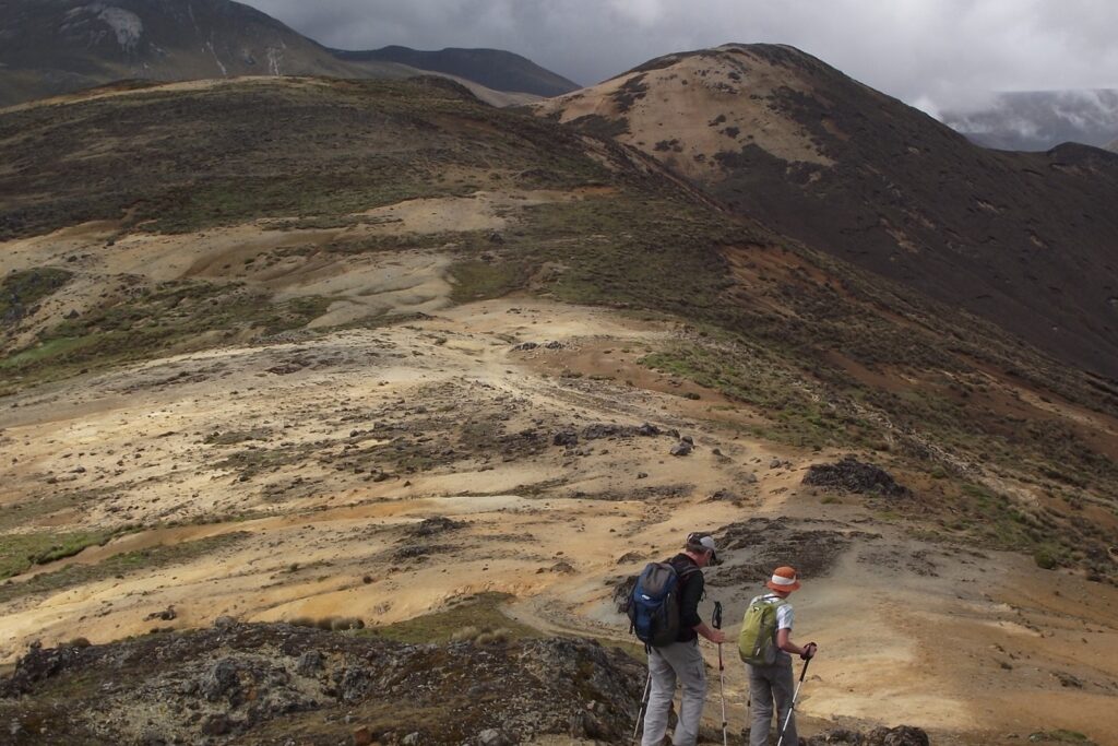 deux randonneurs sur un sentier de montagne en Équateur avec leur guide lors d'une randonnée