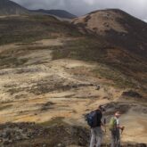 deux randonneurs sur un sentier de montagne en Équateur avec leur guide lors d'une randonnée