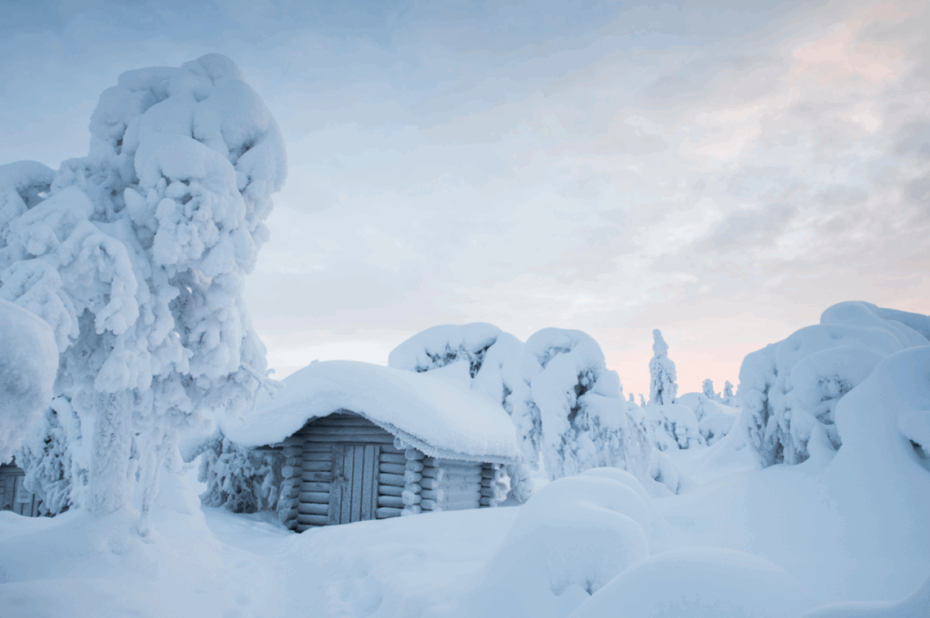 Paysage couvert de neige en Finlande, en Laponie