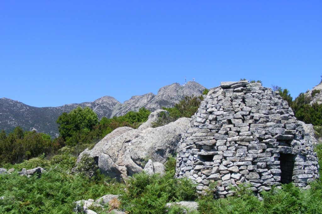 Paysage de montagne sur l'île d'Elbe avec une construction de pierre