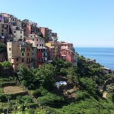 Paysage dans les cinque terre d'un village perché à flanc de montagne