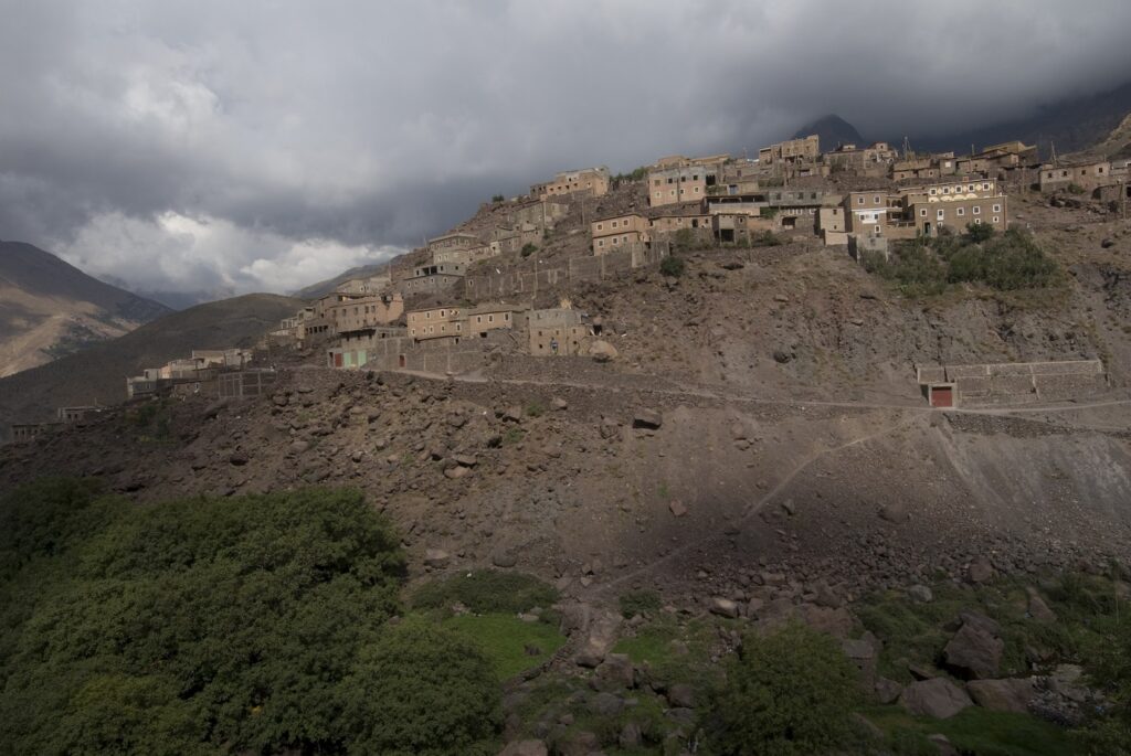 Paysage de montagne au Maroc avec la vue sur un village et en contrebas une forêt