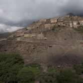 Paysage de montagne au Maroc avec la vue sur un village et en contrebas une forêt