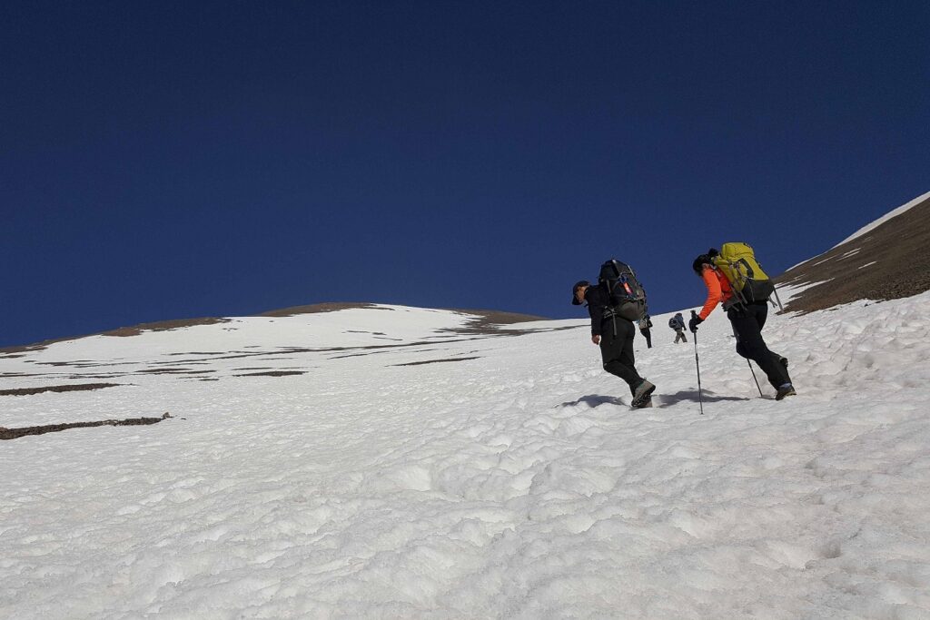 Groupe de randonneurs au Maroc sur la neige en train de monter le Toubkal en ski de randonnée