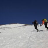 Groupe de randonneurs au Maroc sur la neige en train de monter le Toubkal en ski de randonnée