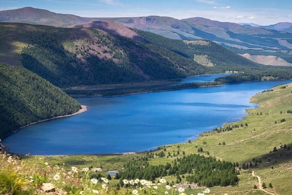 Paysage de Mongolie avec une étendue d'eau entre deux montagnes