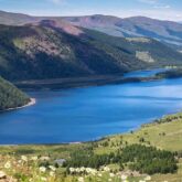 Paysage de Mongolie avec une étendue d'eau entre deux montagnes